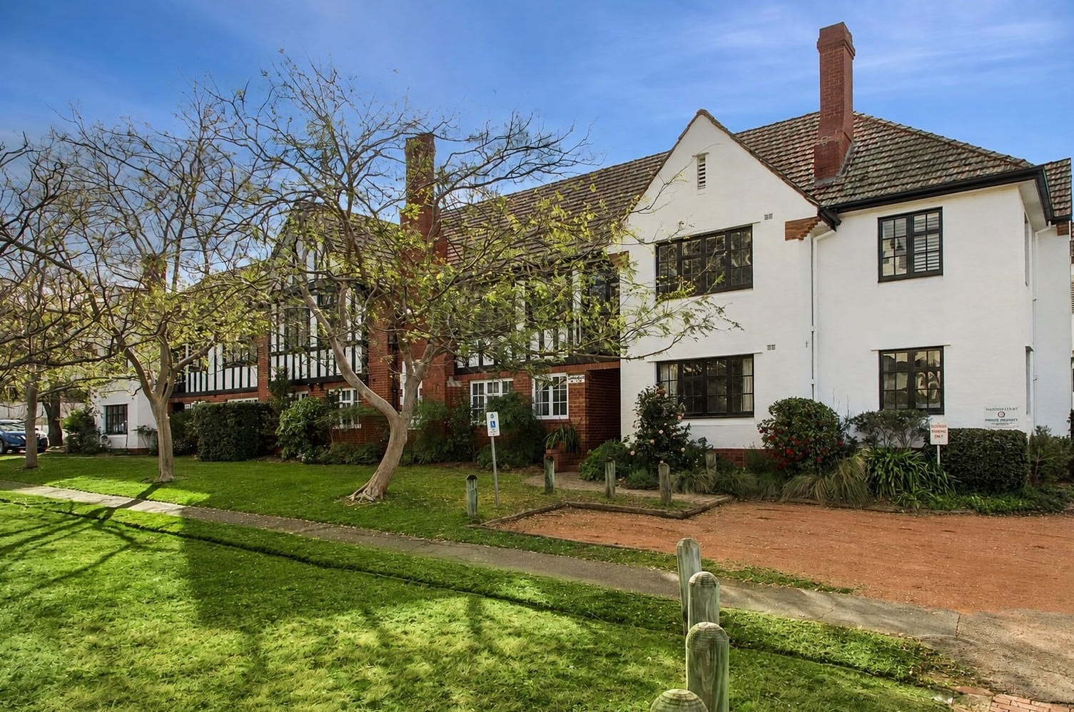 Buyers swoon over Canberra's oldest apartment designed by Kenneth Oliphant