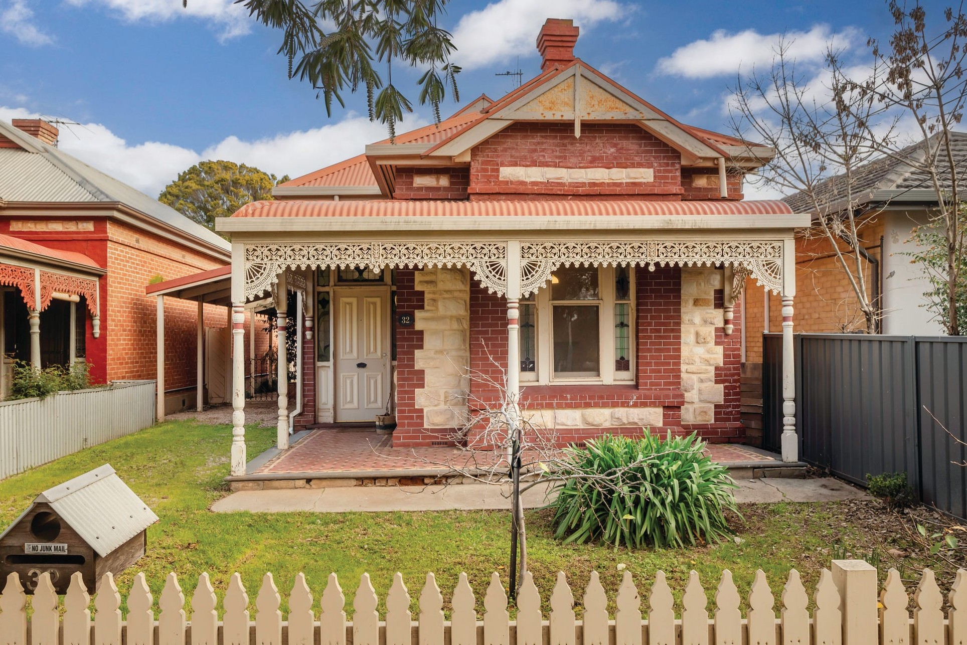 Six bidders fight at $952k cottage auction in Australian home price hotspot