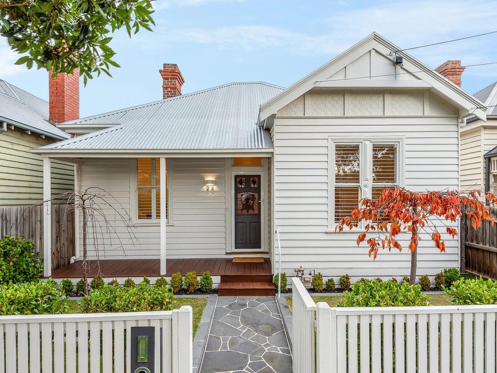 Agent warns bargain hunters as young buyers swoop on Geelong West home