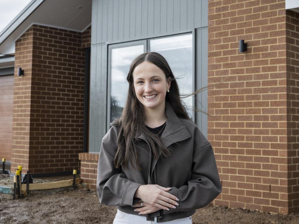 Vic teenager, 19, on building her first investment property