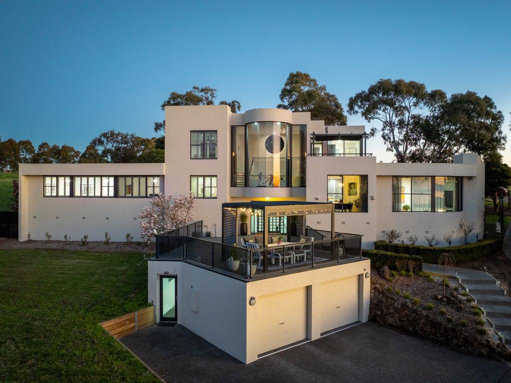 ‘Infamous’ Colac gateway palace now aims for record $2m price