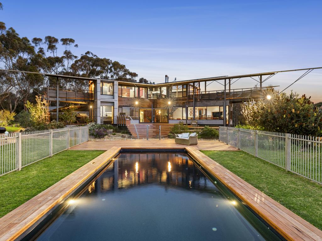 Bayside Curlewis acreage with golf range, tennis court hits market